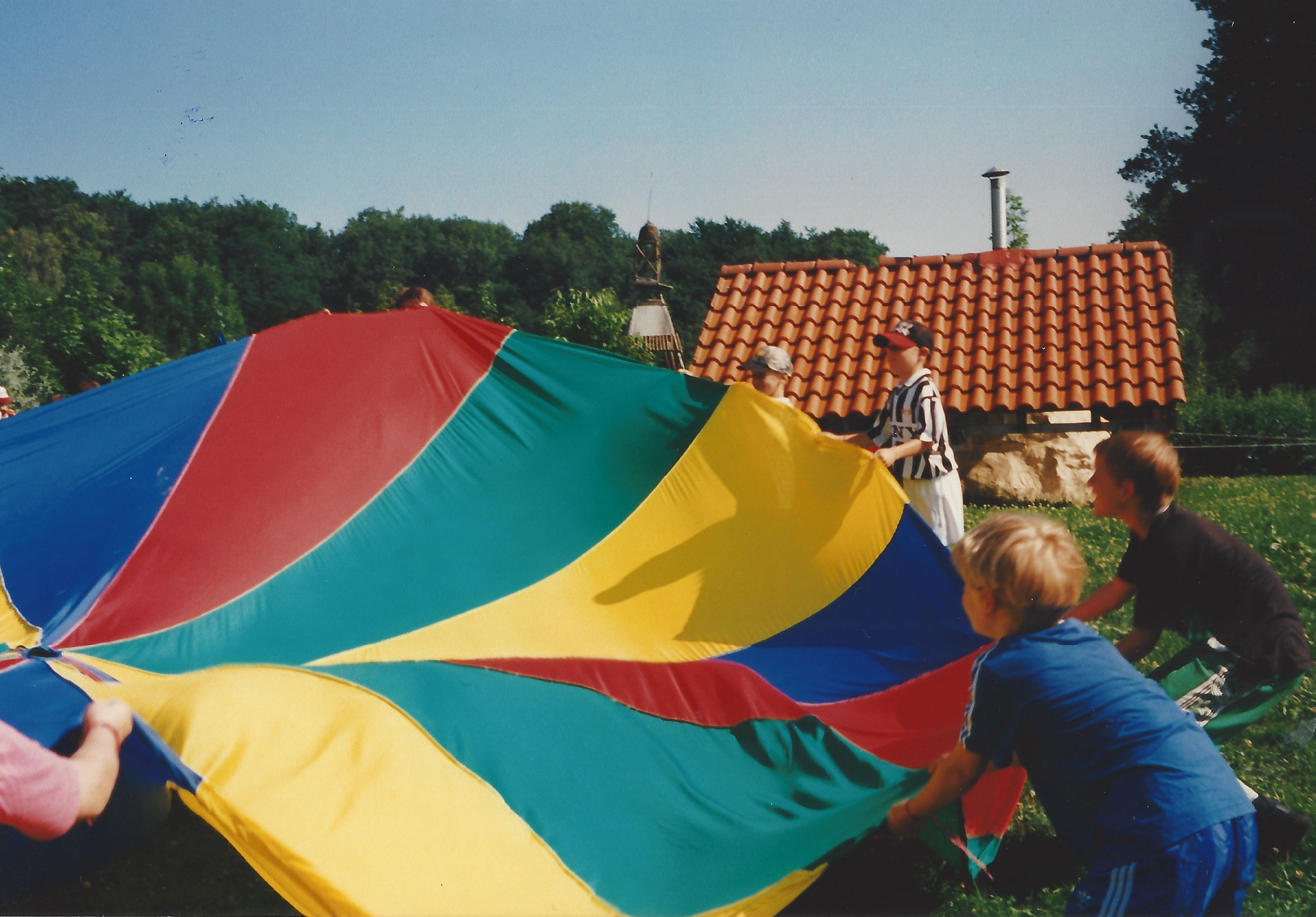 Das bunte Schwungtuch bei Kinderanimation in Esslingen
